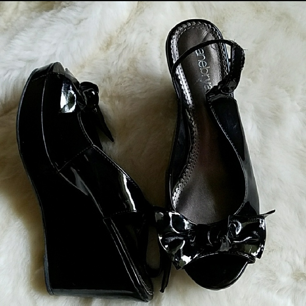 NWT Lane Bryant Black Shiny 3 1/2" Bow Wedges